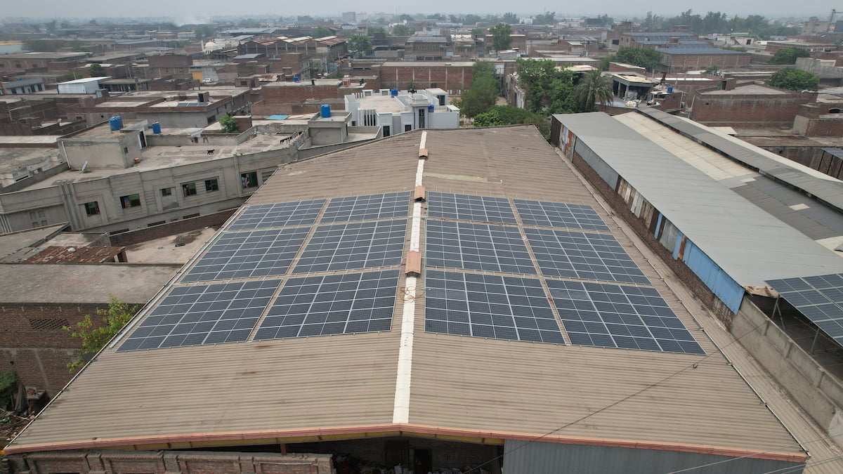 150 kW industrial shed-mount solar installation in Gujranwala